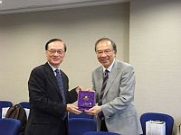 Prof. Jack Cheng (right), Pro-Vice-Chancellor of CUHK presents a souvenir to Prof. Joseph S. Lee (left), Vice President of Central University.